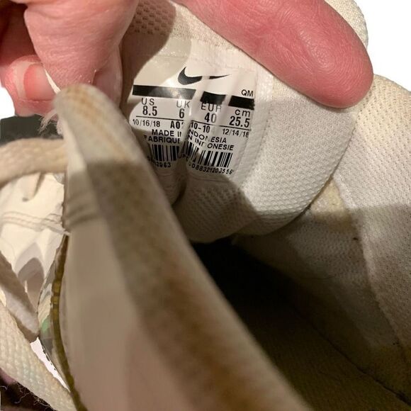 Nike Holographic Swoop Low Top White Sneakers‎ - Picture 4 of 8